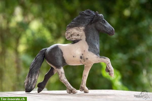 Bild 3: Pferdeskulpturen aus Keramik - Einhorn, Friese, Islandpferd im Tölt