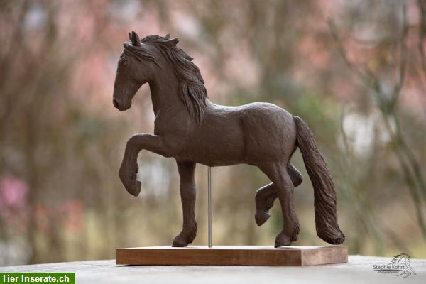 Bild 4: Pferdeskulpturen aus Keramik - Einhorn, Friese, Islandpferd im Tölt