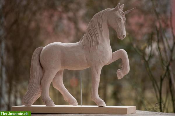 Bild 5: Pferdeskulpturen aus Keramik - Einhorn, Friese, Islandpferd im Tölt