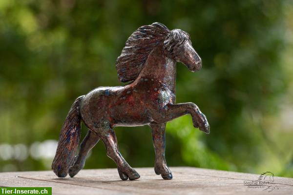 Bild 6: Pferdeskulpturen aus Keramik - Einhorn, Friese, Islandpferd im Tölt