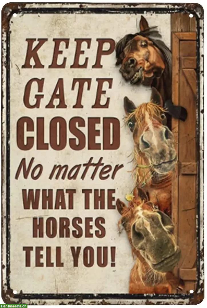 «Halte das Tor geschlossen - egal was die Pferde dir erzählen» Blechschild für Pferdehof